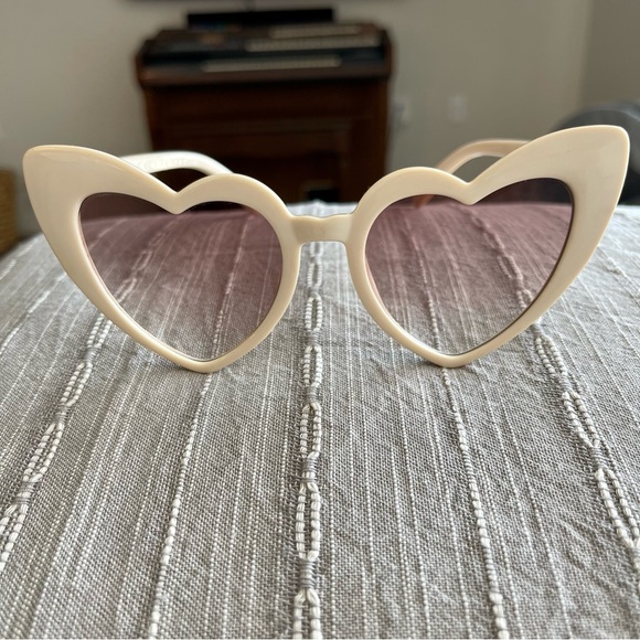 💜 Heart Sunglasses 💜 - Picture 1 of 8
